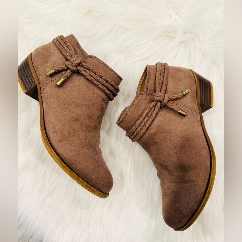SALE🔥 Women’s Life Stride Brown Suede Ankle Boots, Sz 8